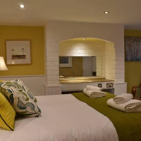 The Cheltenham, Stylish 1-bed Victorian *